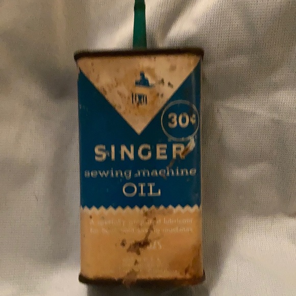 Vintage SINGER Sewing Machine OIL Tin 4 Oz 30 Cent Can Empty - Picture 2 of 9